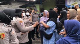 Ibu Nafsia selaku ahli waris tanah dan salah satu warga saat berkoordinasi terkait bukti dan hak kepemilikan tanah kepada pihak kepolisia. (12/09/26). Dok. Agis
