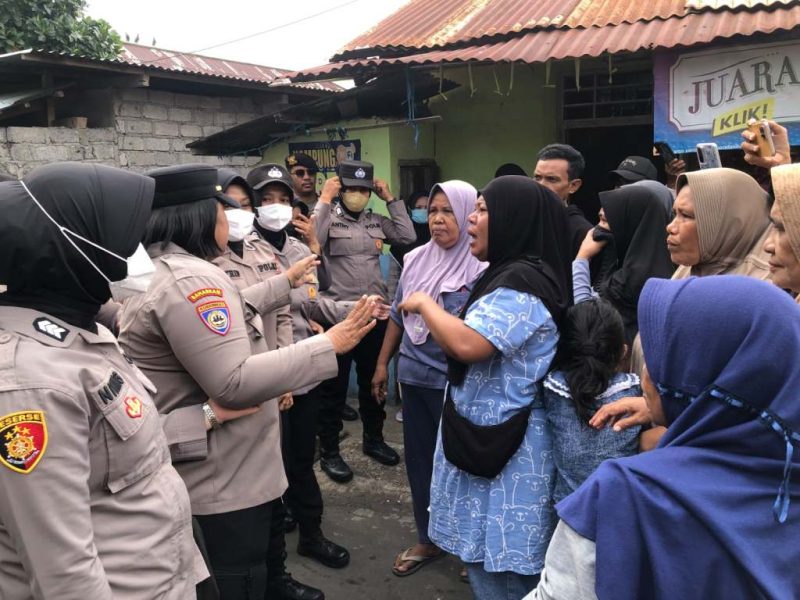 Ibu Nafsia selaku ahli waris tanah dan salah satu warga saat berkoordinasi terkait bukti dan hak kepemilikan tanah kepada pihak kepolisia. (12/09/26). Dok. Agis
