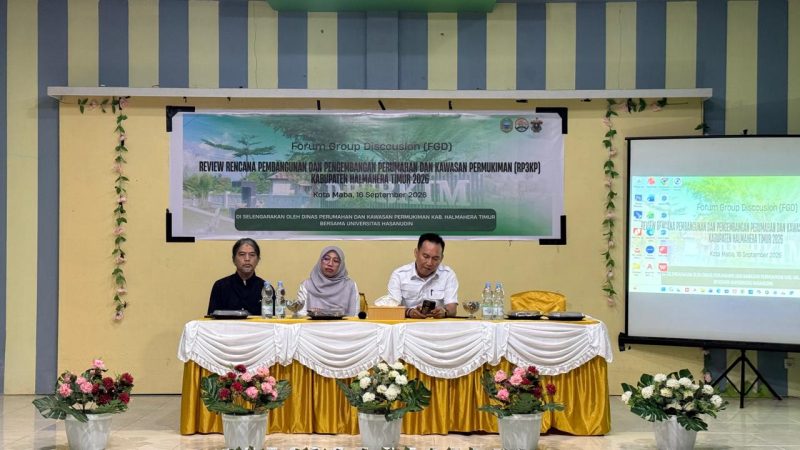 Kegiatan Dibuka Oleh Sekda Haltim Ricky, Terkait Mendorong Penyempurnaan atau Reviu Dokumen RP3KP Yang Disampaikan Kepala Dinas Perkim Haltim Muliastuti, dalam FGD bersama Akademisi Universitas Hasanuddin. (16/09/26). Dok. M. Dzarik. 