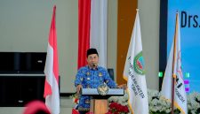 Bupati, Drs. Ubaid Yakub, MPA, memberikan sambutan pada Pelantikan Dewan Kehormatan dan PMI Kabupaten Halmahera Timur masa bakti 2025-2030 di Aula Lantai I Kantor Bupati Halmahera Timur Bersama PMI Provinsi Maluku Utara, pimpinan OPD, dinas teknis, serta anggota DPRD Haltim dari Komisi II dan III. Kamis (17/9/2026). Dok. M. Dzarik