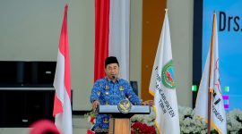Bupati, Drs. Ubaid Yakub, MPA, memberikan sambutan pada Pelantikan Dewan Kehormatan dan PMI Kabupaten Halmahera Timur masa bakti 2025-2030 di Aula Lantai I Kantor Bupati Halmahera Timur Bersama PMI Provinsi Maluku Utara, pimpinan OPD, dinas teknis, serta anggota DPRD Haltim dari Komisi II dan III. Kamis (17/9/2026). Dok. M. Dzarik
