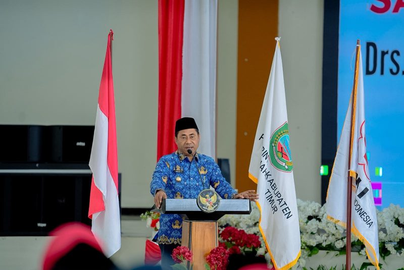 Bupati, Drs. Ubaid Yakub, MPA, memberikan sambutan pada Pelantikan Dewan Kehormatan dan PMI Kabupaten Halmahera Timur masa bakti 2025-2030 di Aula Lantai I Kantor Bupati Halmahera Timur Bersama PMI Provinsi Maluku Utara, pimpinan OPD, dinas teknis, serta anggota DPRD Haltim dari Komisi II dan III. Kamis (17/9/2026). Dok. M. Dzarik