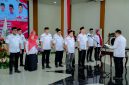 Ketua PMI Kabupaten Halmahera Timur, Ricky Chairul Richfat, Bersama Jajaran Pengurus Untuk Mengambil Sumpah Janji di Aula Lantai I Kantor Bupati Halmahera Timur Disaksikan Bupti, Ubaid, Jajaran PMI Provinsi Maluku Utara, pimpinan OPD, dinas teknis, serta anggota DPRD Haltim dari Komisi II dan III. Kamis (17/9/2026). Dok. M. Dzarik