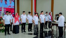 Ketua PMI Kabupaten Halmahera Timur, Ricky Chairul Richfat, Bersama Jajaran Pengurus Untuk Mengambil Sumpah Janji di Aula Lantai I Kantor Bupati Halmahera Timur Disaksikan Bupti, Ubaid, Jajaran PMI Provinsi Maluku Utara, pimpinan OPD, dinas teknis, serta anggota DPRD Haltim dari Komisi II dan III. Kamis (17/9/2026). Dok. M. Dzarik