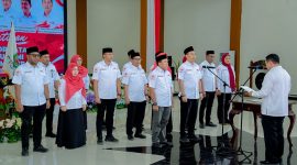 Ketua PMI Kabupaten Halmahera Timur, Ricky Chairul Richfat, Bersama Jajaran Pengurus Untuk Mengambil Sumpah Janji di Aula Lantai I Kantor Bupati Halmahera Timur Disaksikan Bupti, Ubaid, Jajaran PMI Provinsi Maluku Utara, pimpinan OPD, dinas teknis, serta anggota DPRD Haltim dari Komisi II dan III. Kamis (17/9/2026). Dok. M. Dzarik