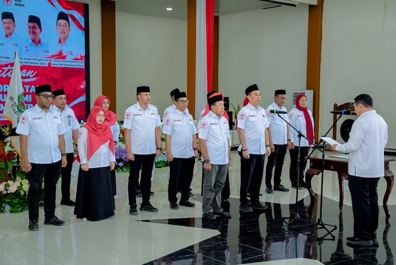 Ketua PMI Kabupaten Halmahera Timur, Ricky Chairul Richfat, Bersama Jajaran Pengurus Untuk Mengambil Sumpah Janji di Aula Lantai I Kantor Bupati Halmahera Timur Disaksikan Bupti, Ubaid, Jajaran PMI Provinsi Maluku Utara, pimpinan OPD, dinas teknis, serta anggota DPRD Haltim dari Komisi II dan III. Kamis (17/9/2026). Dok. M. Dzarik