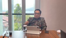 Kepala OJK Provinsi Maluku Utara, Adi Surahmat Saat di temui wartawan Koordinasi terkait Aktivitas Investasi Ilegal Zahra Berkah. Kamis, (17/09/26). Dok. Agis