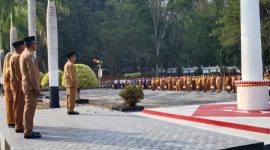 Bustamin Soleman Saat pimpin Apel di Halaman Kantor Bupati Halsel. Senin, (21/09/26). Dok. Ian