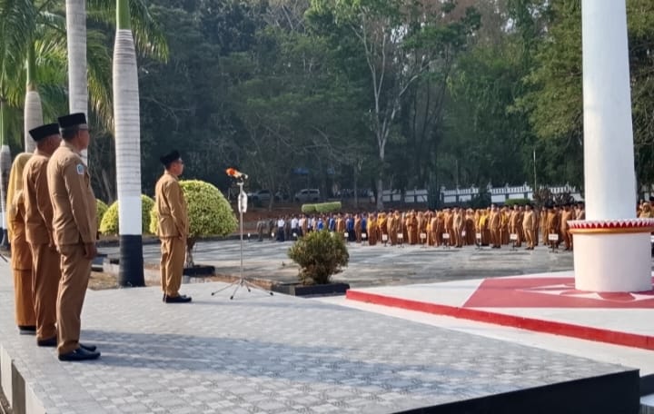 Bustamin Soleman Saat pimpin Apel di Halaman Kantor Bupati Halsel. Senin, (21/09/26). Dok. Ian