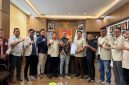 Penyerahan SK sekaligus Foto bersama Panitia Muktamar Ke-XIX Pemuda Muhammadiyah berlangsung di ruang Wakil Menteri Kementerian Pelindungan Pekerja Migran Indonesia (KP2MI). Selasa, (22/9/26). Dok. Istimewah. 