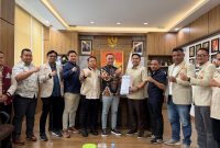 Penyerahan SK sekaligus Foto bersama Panitia Muktamar Ke-XIX Pemuda Muhammadiyah berlangsung di ruang Wakil Menteri Kementerian Pelindungan Pekerja Migran Indonesia (KP2MI). Selasa, (22/9/26). Dok. Istimewah. 