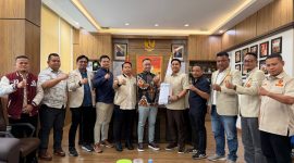 Penyerahan SK sekaligus Foto bersama Panitia Muktamar Ke-XIX Pemuda Muhammadiyah berlangsung di ruang Wakil Menteri Kementerian Pelindungan Pekerja Migran Indonesia (KP2MI). Selasa, (22/9/26). Dok. Istimewah. 