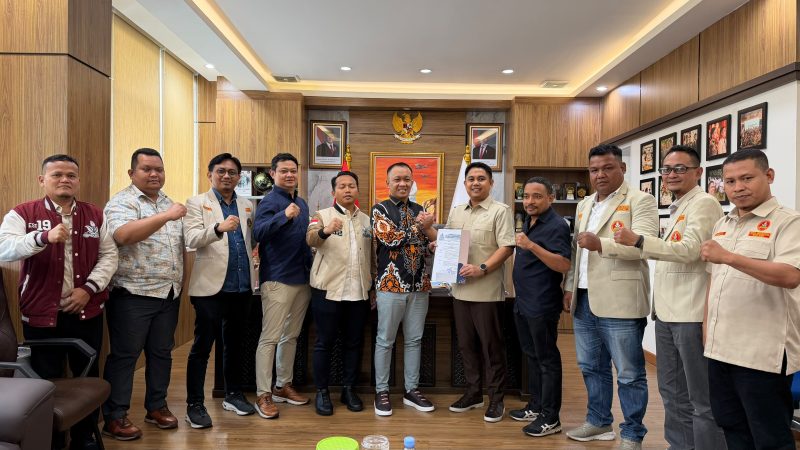 Penyerahan SK sekaligus Foto bersama Panitia Muktamar Ke-XIX Pemuda Muhammadiyah berlangsung di ruang Wakil Menteri Kementerian Pelindungan Pekerja Migran Indonesia (KP2MI). Selasa, (22/9/26). Dok. Istimewah. 