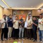 Penyerahan SK sekaligus Foto bersama Panitia Muktamar Ke-XIX Pemuda Muhammadiyah berlangsung di ruang Wakil Menteri Kementerian Pelindungan Pekerja Migran Indonesia (KP2MI). Selasa, (22/9/26). Dok. Istimewah. 