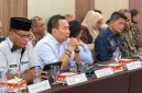 Sekda Kabupaten Halmahera Timur, Ricky Chairul Richfat, saat mewakili Bupati Halmahera Timur menghadiri kegiatan sinkronisasi usulan lokasi Program Lisdes yang digelar Kementerian ESDM di Ternate. Kamis, (24/9/2026). Dok. M. Dzarik