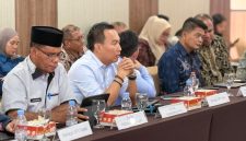 Sekda Kabupaten Halmahera Timur, Ricky Chairul Richfat, saat mewakili Bupati Halmahera Timur menghadiri kegiatan sinkronisasi usulan lokasi Program Lisdes yang digelar Kementerian ESDM di Ternate. Kamis, (24/9/2026). Dok. M. Dzarik
