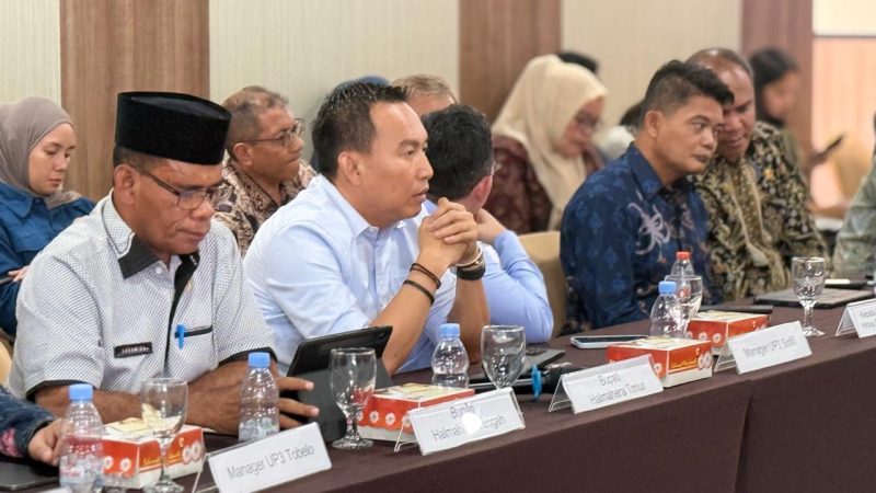 Sekda Kabupaten Halmahera Timur, Ricky Chairul Richfat, saat mewakili Bupati Halmahera Timur menghadiri kegiatan sinkronisasi usulan lokasi Program Lisdes yang digelar Kementerian ESDM di Ternate. Kamis, (24/9/2026). Dok. M. Dzarik