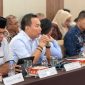 Sekda Kabupaten Halmahera Timur, Ricky Chairul Richfat, saat mewakili Bupati Halmahera Timur menghadiri kegiatan sinkronisasi usulan lokasi Program Lisdes yang digelar Kementerian ESDM di Ternate. Kamis, (24/9/2026). Dok. M. Dzarik