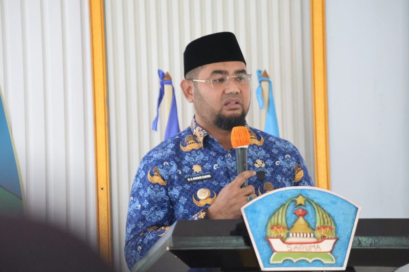 Bupati Halmahera Selatan, Hasan Ali Bassam Kasuba, saat membuka Pelatihan Pengenalan dan Pembinaan Penanganan Kasus KDRT dan Kekerasan Anak bagi Dai dan Mubalig Desa se-Kabupaten Halmahera Selatan di Aula Kantor Dinas Pendidikan Halsel. Kamis (24/9/2026). Dok. Ian