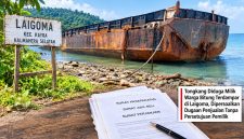 Tongkang diduga milik warga asal Kota Bitung, Sulawesi Utara, terdampar di Desa Laigoma, Kecamatan Kayoa, Kabupaten Halmahera Selatan. Sabtu, (27/09/26). Dok. Ian. 