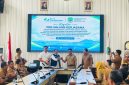 Bupati Haltim, Drs. H. Ubaid Yakub, M.P.A bersama Kepala BPJS Ketenagakerjaan Cabang Ternate, I Wayan Alit Mahendra Putra. Aula Rapat Bupati Halmahera Timur. Senin (28/09/26). Dok. M. Dzarik