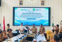 Bupati Haltim, Drs. H. Ubaid Yakub, M.P.A bersama Kepala BPJS Ketenagakerjaan Cabang Ternate, I Wayan Alit Mahendra Putra. Aula Rapat Bupati Halmahera Timur. Senin (28/09/26). Dok. M. Dzarik
