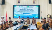 Bupati Haltim, Drs. H. Ubaid Yakub, M.P.A bersama Kepala BPJS Ketenagakerjaan Cabang Ternate, I Wayan Alit Mahendra Putra. Aula Rapat Bupati Halmahera Timur. Senin (28/09/26). Dok. M. Dzarik