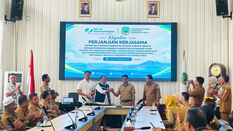 Bupati Haltim, Drs. H. Ubaid Yakub, M.P.A bersama Kepala BPJS Ketenagakerjaan Cabang Ternate, I Wayan Alit Mahendra Putra. Aula Rapat Bupati Halmahera Timur. Senin (28/09/26). Dok. M. Dzarik