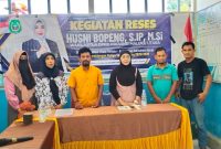 Foto bersama Anggota DPRD Provinsi Maluku Utara Dapil Halbar-Ternate Husni Bopeng bersama Staf dan Kepala Desa Buku Maadu bersama Staf di Aulah rapat Kantor Desa. Senin, (26/09/26). Dok. Istimewah