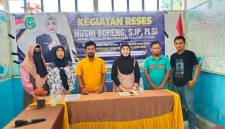 Foto bersama Anggota DPRD Provinsi Maluku Utara Dapil Halbar-Ternate Husni Bopeng bersama Staf dan Kepala Desa Buku Maadu bersama Staf di Aulah rapat Kantor Desa. Senin, (26/09/26). Dok. Istimewah