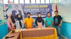 Foto bersama Anggota DPRD Provinsi Maluku Utara Dapil Halbar-Ternate Husni Bopeng bersama Staf dan Kepala Desa Buku Maadu bersama Staf di Aulah rapat Kantor Desa. Senin, (26/09/26). Dok. Istimewah