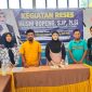 Foto bersama Anggota DPRD Provinsi Maluku Utara Dapil Halbar-Ternate Husni Bopeng bersama Staf dan Kepala Desa Buku Maadu bersama Staf di Aulah rapat Kantor Desa. Senin, (26/09/26). Dok. Istimewah