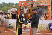 Foto Bupati Halmahera Selatan Hasan Ali Bassam Kasuba saat menutup Turnamen Pemuda Cup I 2026 di Desa Kukupang. Selasa (29/09/26). Dok. Ian