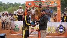 Foto Bupati Halmahera Selatan Hasan Ali Bassam Kasuba saat menutup Turnamen Pemuda Cup I 2026 di Desa Kukupang. Selasa (29/09/26). Dok. Ian