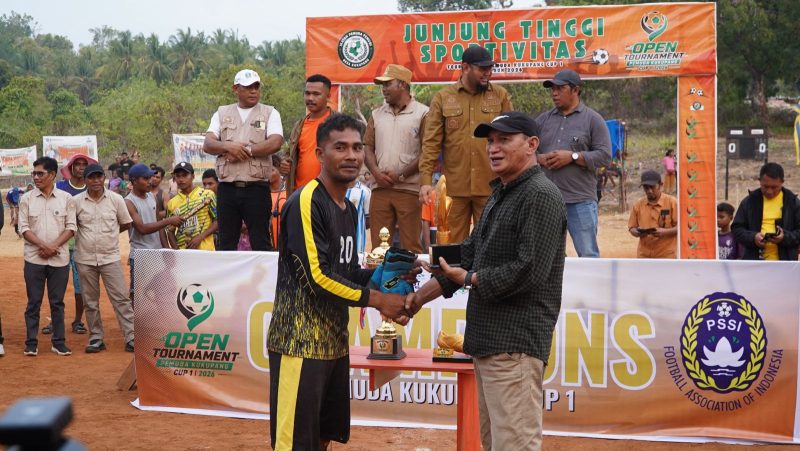 Foto Bupati Halmahera Selatan Hasan Ali Bassam Kasuba saat menutup Turnamen Pemuda Cup I 2026 di Desa Kukupang. Selasa (29/09/26). Dok. Ian