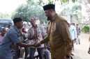 Bupati Hasan Ali Bassam Kasuba, serahkan Bantuan 550 Ribu Bibit Kelapa secara simbolis  di MTs Moifi, Desa Panambuang, Bacan Selatan.Selasa, (29/09/26). Dok. Ian