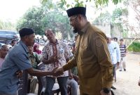 Bupati Hasan Ali Bassam Kasuba, serahkan Bantuan 550 Ribu Bibit Kelapa secara simbolis  di MTs Moifi, Desa Panambuang, Bacan Selatan.Selasa, (29/09/26). Dok. Ian