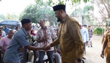 Bupati Hasan Ali Bassam Kasuba, serahkan Bantuan 550 Ribu Bibit Kelapa secara simbolis  di MTs Moifi, Desa Panambuang, Bacan Selatan.Selasa, (29/09/26). Dok. Ian