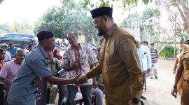Bupati Hasan Ali Bassam Kasuba, serahkan Bantuan 550 Ribu Bibit Kelapa secara simbolis  di MTs Moifi, Desa Panambuang, Bacan Selatan.Selasa, (29/09/26). Dok. Ian