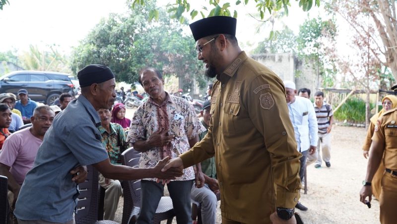 Bupati Hasan Ali Bassam Kasuba, serahkan Bantuan 550 Ribu Bibit Kelapa secara simbolis  di MTs Moifi, Desa Panambuang, Bacan Selatan.Selasa, (29/09/26). Dok. Ian