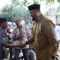 Bupati Hasan Ali Bassam Kasuba, serahkan Bantuan 550 Ribu Bibit Kelapa secara simbolis  di MTs Moifi, Desa Panambuang, Bacan Selatan.Selasa, (29/09/26). Dok. Ian