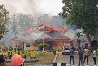 Kantor Dinas PUPR Haltim Saat Terbakar. (10/09/26). Dok. M. Dzarik