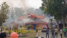 Kantor Dinas PUPR Haltim Saat Terbakar. (10/09/26). Dok. M. Dzarik
