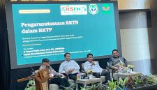 Sosialisasi Permenhut Nomor 8 Tahun 2026 terkait RKTN Oleh Direktur Rencana Perubahan Kawasan Hutan dan Pembentukan Wilayah Pengelolaan Hutan, Direktorat Jenderal Planologi Kehutanan Kementerian Kehutanan RI bersama Dinas Kehutanan Provinsi Maluku Utara yang berlangsung di Bela Hotel Ternate. Kamis, (17/09/26). Dok. Agis