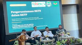 Sosialisasi Permenhut Nomor 8 Tahun 2026 terkait RKTN Oleh Direktur Rencana Perubahan Kawasan Hutan dan Pembentukan Wilayah Pengelolaan Hutan, Direktorat Jenderal Planologi Kehutanan Kementerian Kehutanan RI bersama Dinas Kehutanan Provinsi Maluku Utara yang berlangsung di Bela Hotel Ternate. Kamis, (17/09/26). Dok. Agis