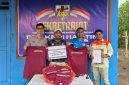 Pemberian 50 Pcs Kostum Untuk Panitia Pelaksanaan Pelantikan Dari PT Position Kepada Ketua KNPI Kabupaten Halmahera Timur di Sekretariat. Kamis, (17/0926). Dok. M. Dzarik