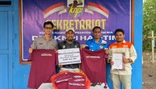 Pemberian 50 Pcs Kostum Untuk Panitia Pelaksanaan Pelantikan Dari PT Position Kepada Ketua KNPI Kabupaten Halmahera Timur di Sekretariat. Kamis, (17/0926). Dok. M. Dzarik