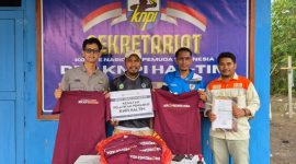 Pemberian 50 Pcs Kostum Untuk Panitia Pelaksanaan Pelantikan Dari PT Position Kepada Ketua KNPI Kabupaten Halmahera Timur di Sekretariat. Kamis, (17/0926). Dok. M. Dzarik