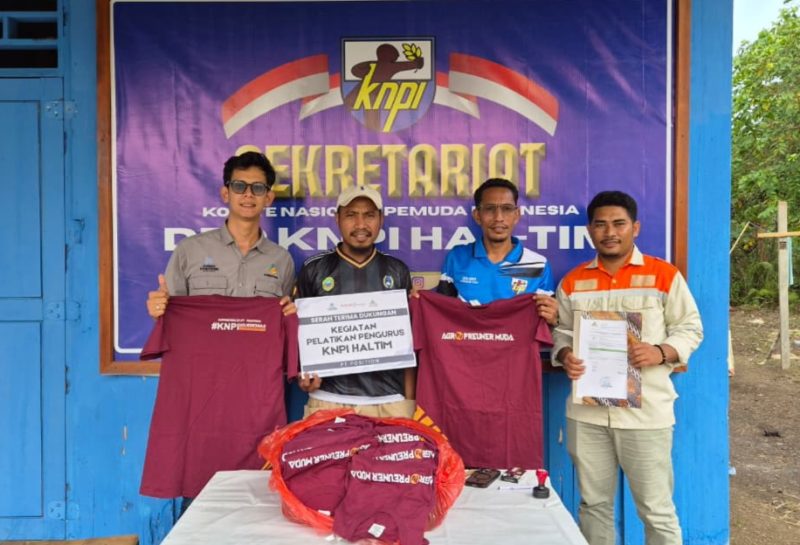 Pemberian 50 Pcs Kostum Untuk Panitia Pelaksanaan Pelantikan Dari PT Position Kepada Ketua KNPI Kabupaten Halmahera Timur di Sekretariat. Kamis, (17/0926). Dok. M. Dzarik
