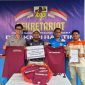 Pemberian 50 Pcs Kostum Untuk Panitia Pelaksanaan Pelantikan Dari PT Position Kepada Ketua KNPI Kabupaten Halmahera Timur di Sekretariat. Kamis, (17/0926). Dok. M. Dzarik